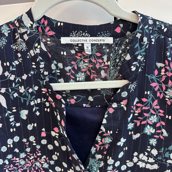 Collective Concepts navy floral blouse, v-neck, size S - Picture 2 of 6